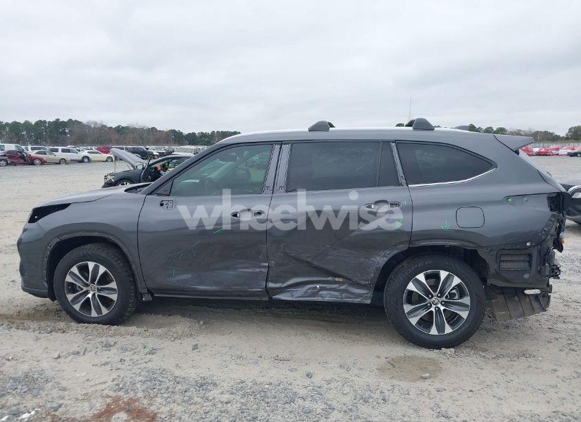 Photo 15 of 2022 Toyota Highlander XLE (VIN 5TDGZRAH2NS550219)