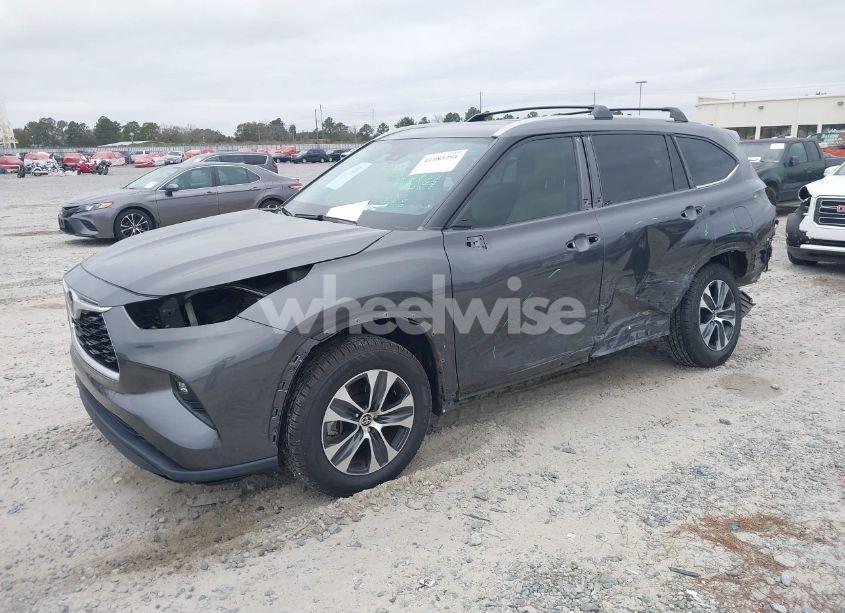Photo 2 of 2022 Toyota Highlander XLE (VIN 5TDGZRAH2NS550219)