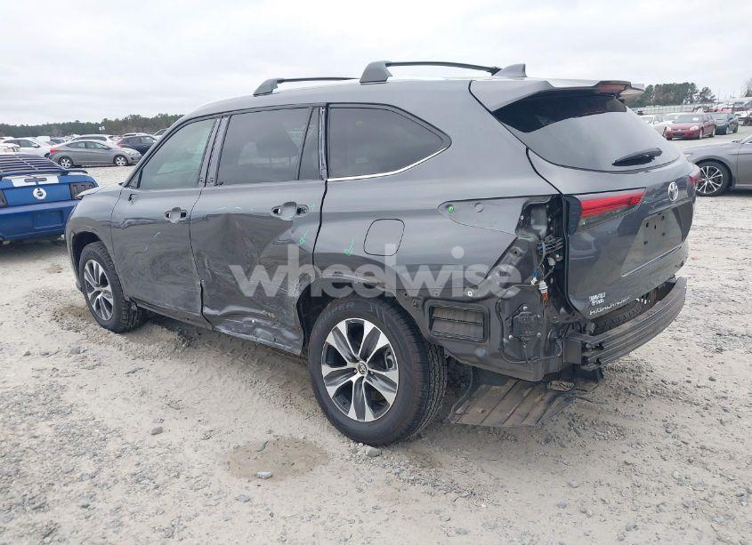 Photo 3 of 2022 Toyota Highlander XLE (VIN 5TDGZRAH2NS550219)