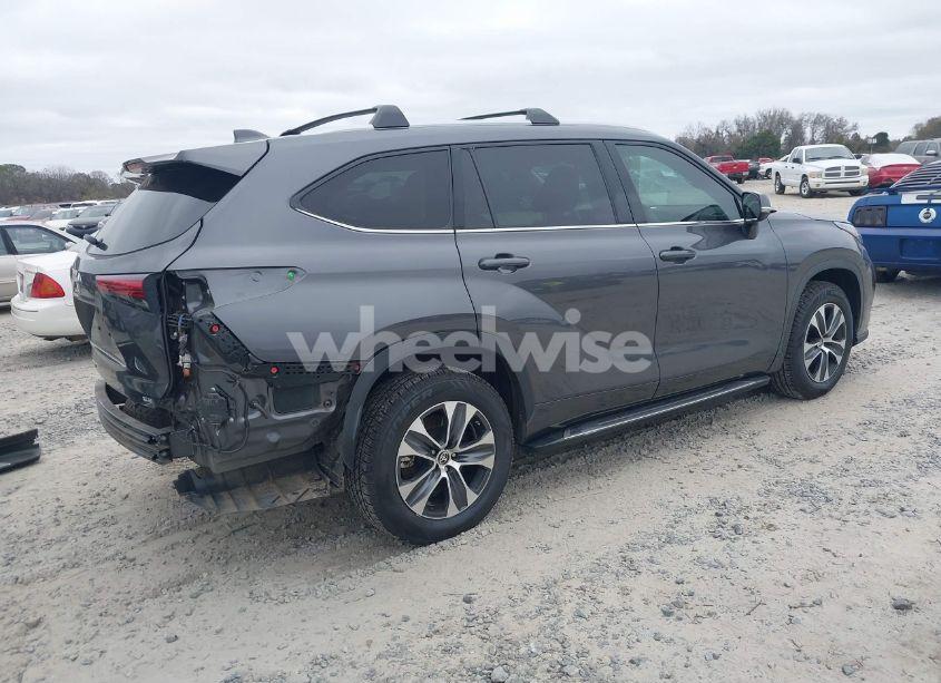 Photo 4 of 2022 Toyota Highlander XLE (VIN 5TDGZRAH2NS550219)