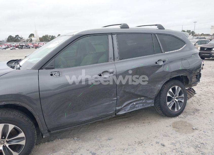 Photo 6 of 2022 Toyota Highlander XLE (VIN 5TDGZRAH2NS550219)