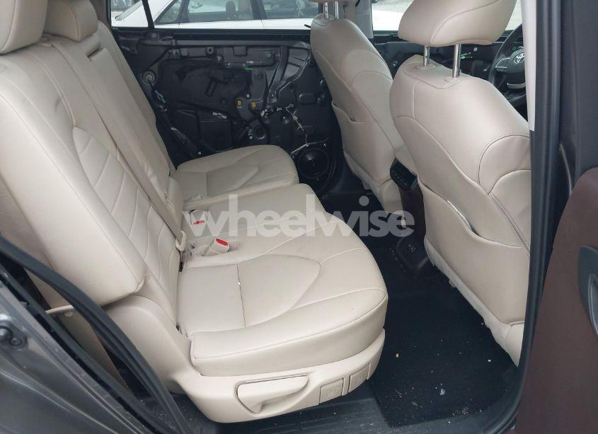 Photo 8 of 2022 Toyota Highlander XLE (VIN 5TDGZRAH2NS550219)