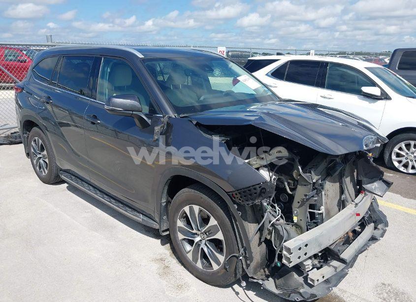 2022 Toyota Highlander XLE (VIN 5TDGZRAH2NS552455) main photo