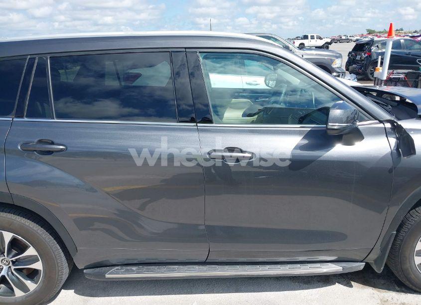Photo 14 of 2022 Toyota Highlander XLE (VIN 5TDGZRAH2NS552455)