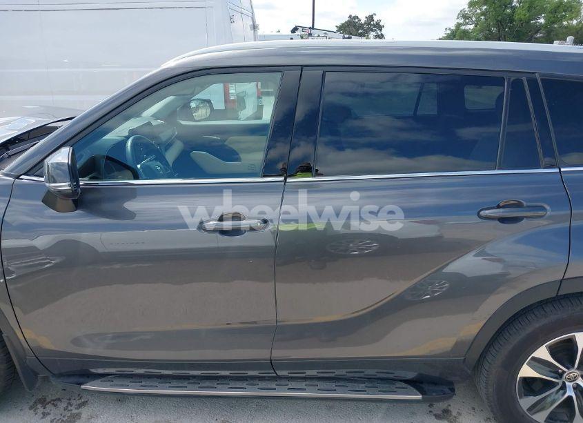Photo 15 of 2022 Toyota Highlander XLE (VIN 5TDGZRAH2NS552455)