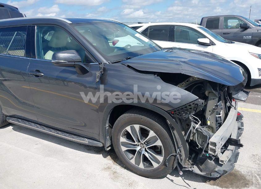 Photo 18 of 2022 Toyota Highlander XLE (VIN 5TDGZRAH2NS552455)