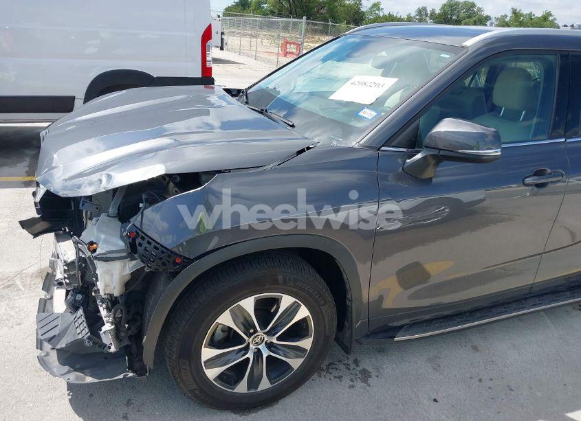 Photo 19 of 2022 Toyota Highlander XLE (VIN 5TDGZRAH2NS552455)