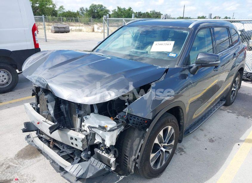 Photo 2 of 2022 Toyota Highlander XLE (VIN 5TDGZRAH2NS552455)