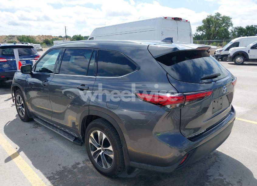 Photo 3 of 2022 Toyota Highlander XLE (VIN 5TDGZRAH2NS552455)