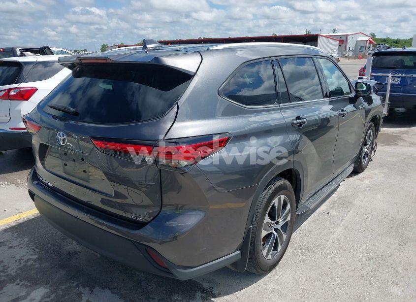 Photo 4 of 2022 Toyota Highlander XLE (VIN 5TDGZRAH2NS552455)