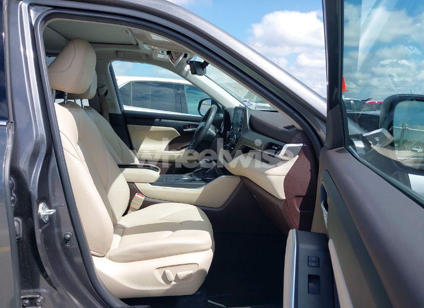 Photo 5 of 2022 Toyota Highlander XLE (VIN 5TDGZRAH2NS552455)
