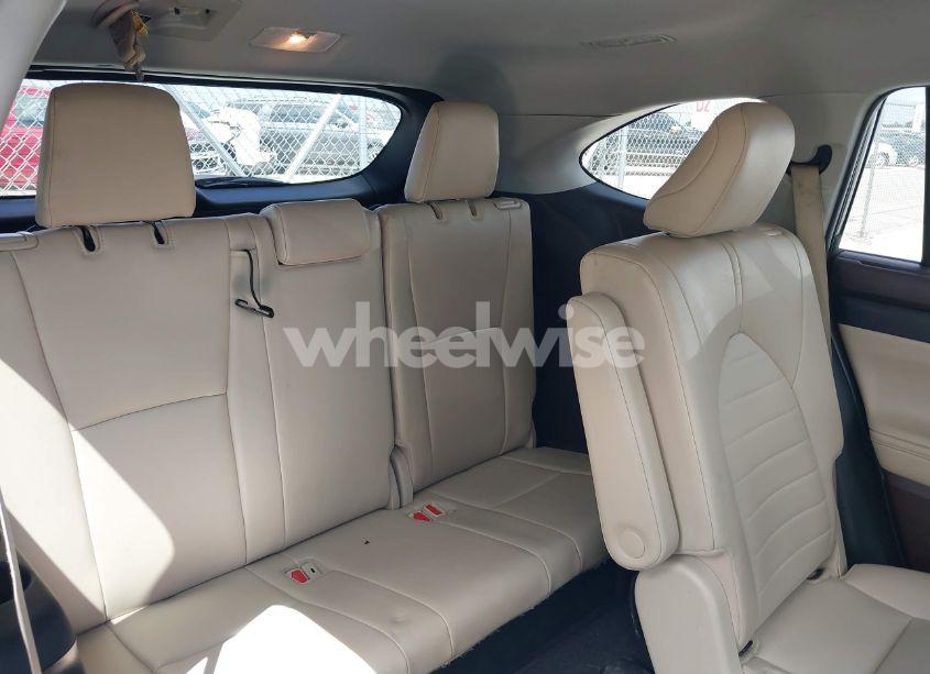 Photo 8 of 2022 Toyota Highlander XLE (VIN 5TDGZRAH2NS552455)