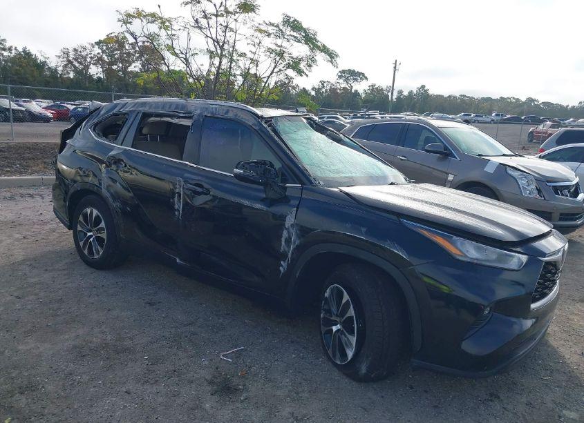 2020 Toyota Highlander XLE (VIN 5TDGZRAH3LS503715) main photo