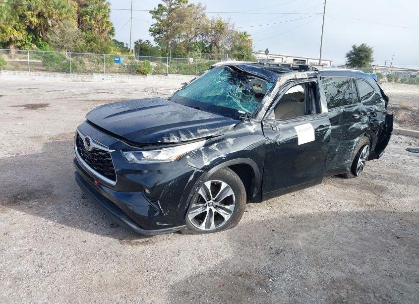 Photo 2 of 2020 Toyota Highlander XLE (VIN 5TDGZRAH3LS503715)