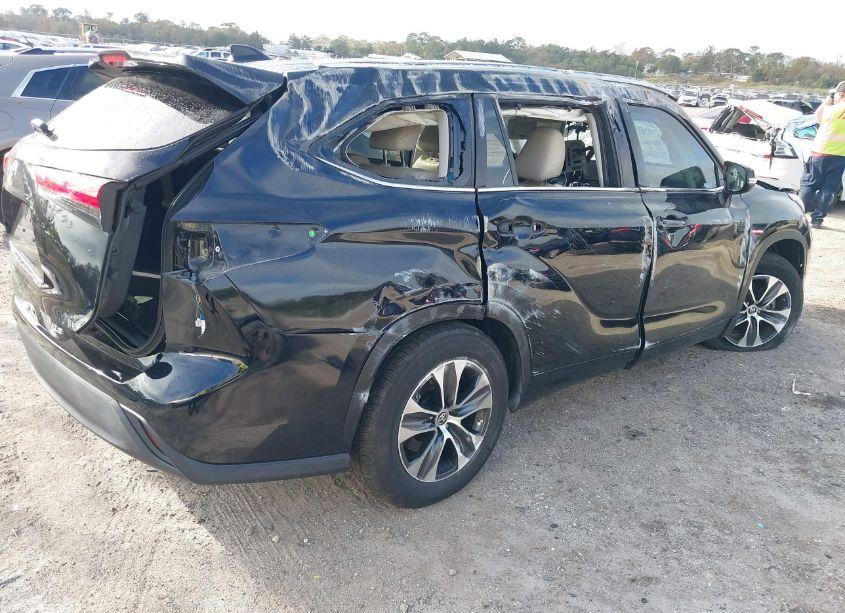 Photo 4 of 2020 Toyota Highlander XLE (VIN 5TDGZRAH3LS503715)