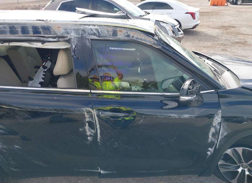 Photo 6 of 2020 Toyota Highlander XLE (VIN 5TDGZRAH3LS503715)