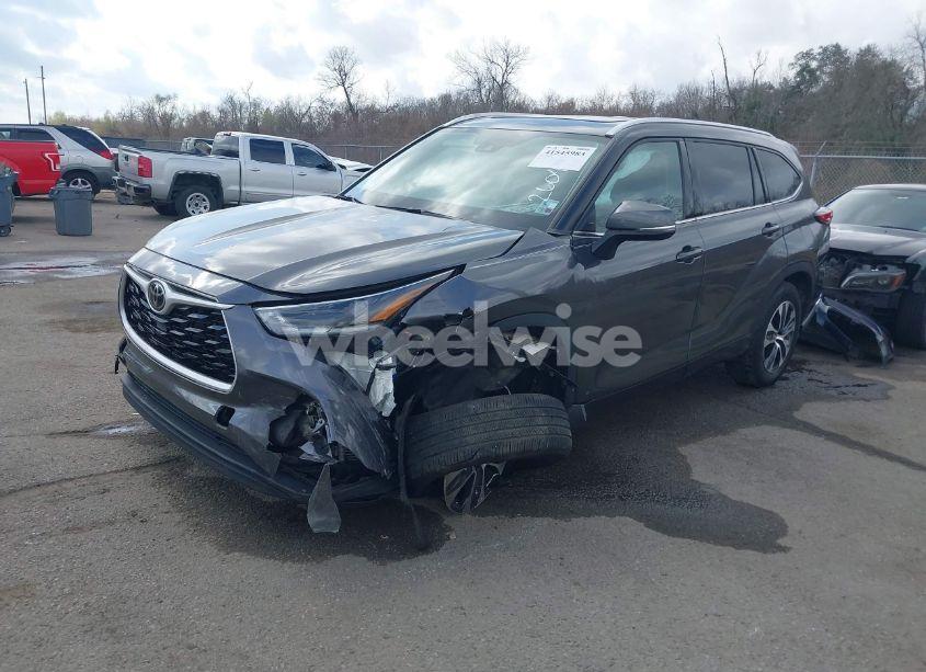 Photo 2 of 2021 Toyota Highlander XLE (VIN 5TDGZRAH3MS087585)