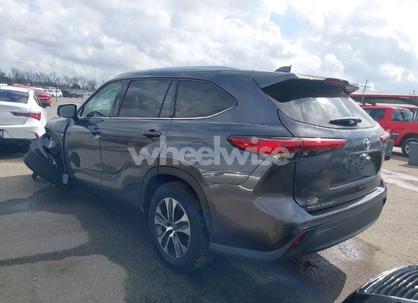 Photo 3 of 2021 Toyota Highlander XLE (VIN 5TDGZRAH3MS087585)