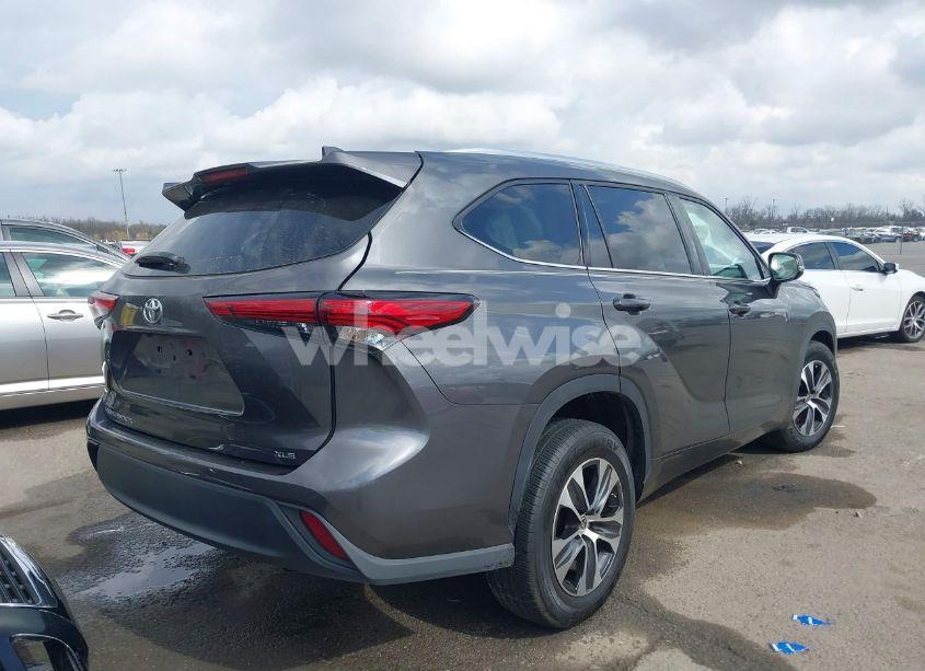 Photo 4 of 2021 Toyota Highlander XLE (VIN 5TDGZRAH3MS087585)