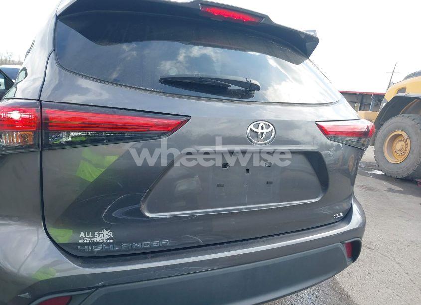 Photo 8 of 2021 Toyota Highlander XLE (VIN 5TDGZRAH3MS087585)