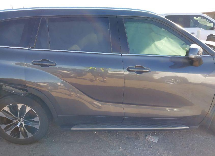 Photo 14 of 2021 Toyota Highlander XLE (VIN 5TDGZRAH3MS089790)