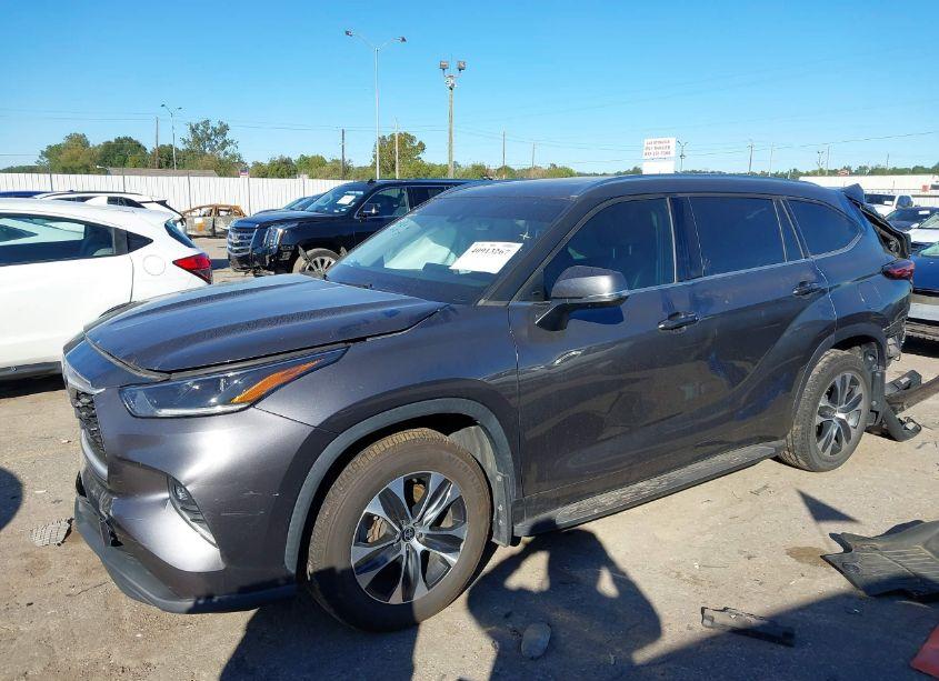 Photo 2 of 2021 Toyota Highlander XLE (VIN 5TDGZRAH3MS089790)