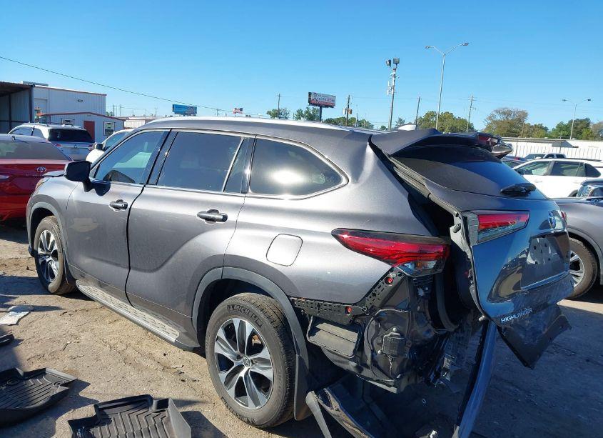 Photo 3 of 2021 Toyota Highlander XLE (VIN 5TDGZRAH3MS089790)