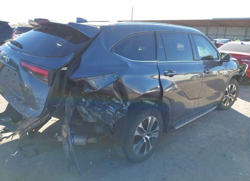 Photo 4 of 2021 Toyota Highlander XLE (VIN 5TDGZRAH3MS089790)