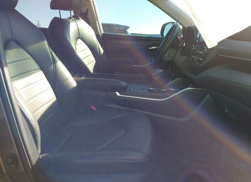Photo 5 of 2021 Toyota Highlander XLE (VIN 5TDGZRAH3MS089790)