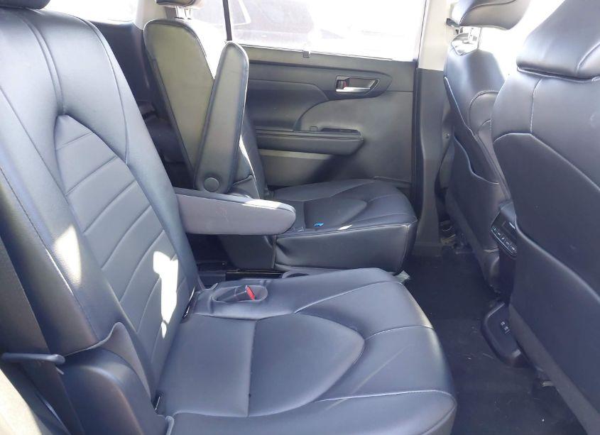 Photo 8 of 2021 Toyota Highlander XLE (VIN 5TDGZRAH3MS089790)