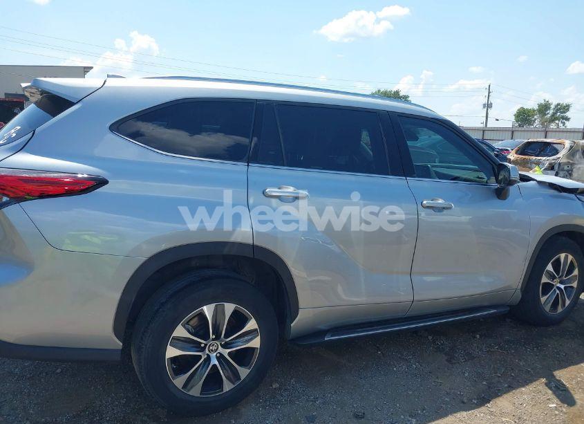 Photo 13 of 2021 Toyota Highlander XLE (VIN 5TDGZRAH3MS519625)
