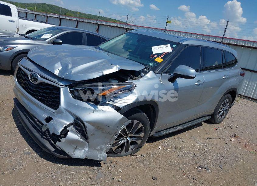 Photo 2 of 2021 Toyota Highlander XLE (VIN 5TDGZRAH3MS519625)