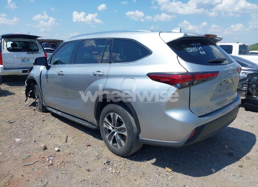 Photo 3 of 2021 Toyota Highlander XLE (VIN 5TDGZRAH3MS519625)