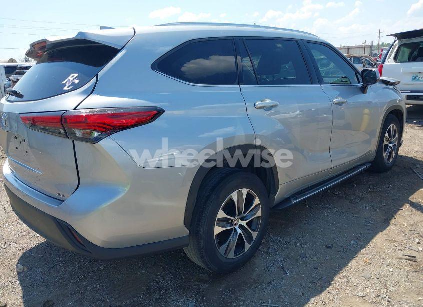 Photo 4 of 2021 Toyota Highlander XLE (VIN 5TDGZRAH3MS519625)