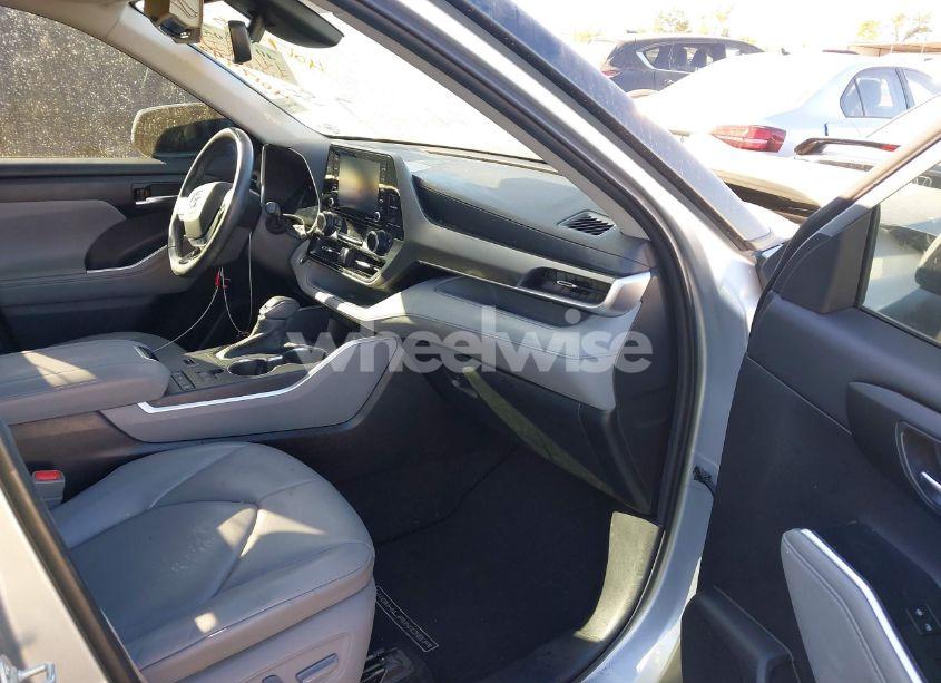 Photo 5 of 2021 Toyota Highlander XLE (VIN 5TDGZRAH3MS519625)