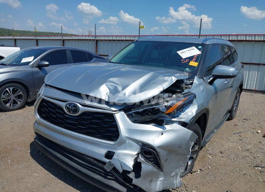 Photo 6 of 2021 Toyota Highlander XLE (VIN 5TDGZRAH3MS519625)
