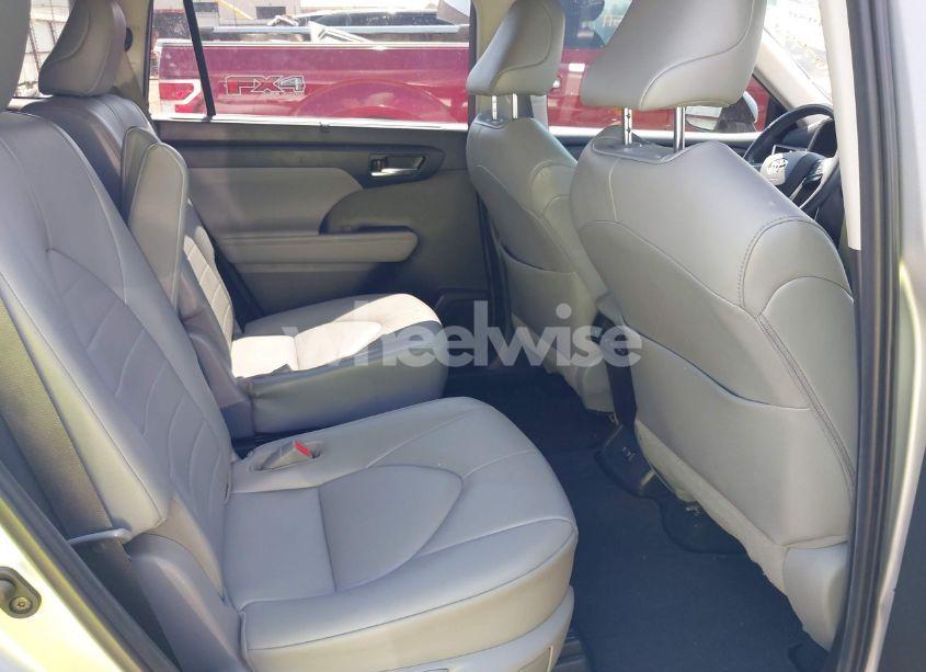 Photo 8 of 2021 Toyota Highlander XLE (VIN 5TDGZRAH3MS519625)