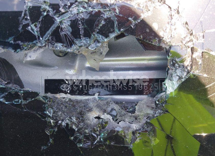 Photo 9 of 2021 Toyota Highlander XLE (VIN 5TDGZRAH3MS519625)