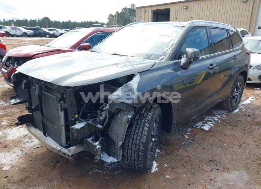 Photo 2 of 2021 Toyota Highlander XLE (VIN 5TDGZRAH3MS537395)