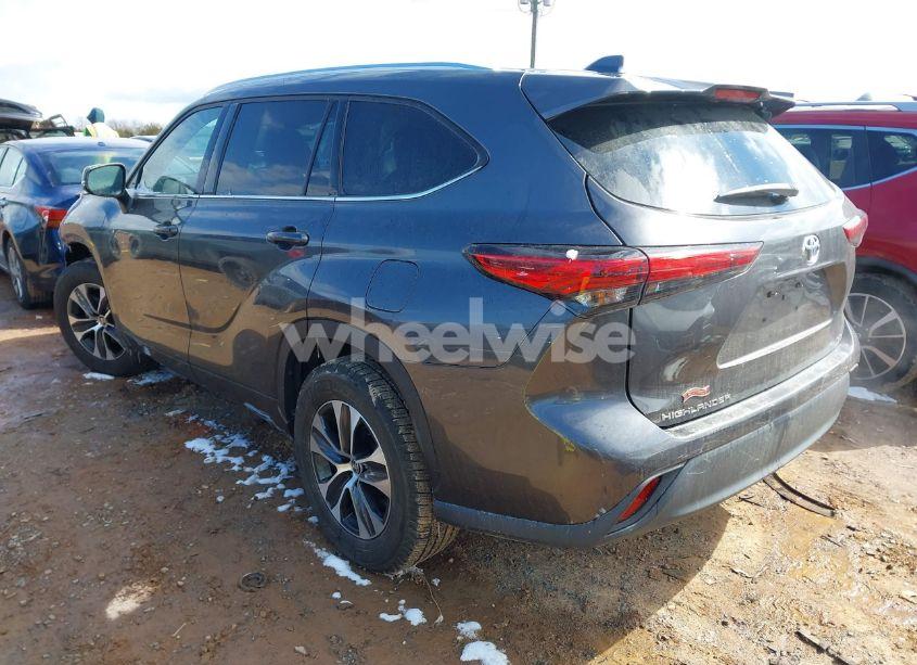 Photo 3 of 2021 Toyota Highlander XLE (VIN 5TDGZRAH3MS537395)