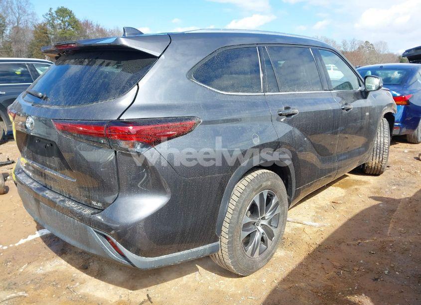 Photo 4 of 2021 Toyota Highlander XLE (VIN 5TDGZRAH3MS537395)