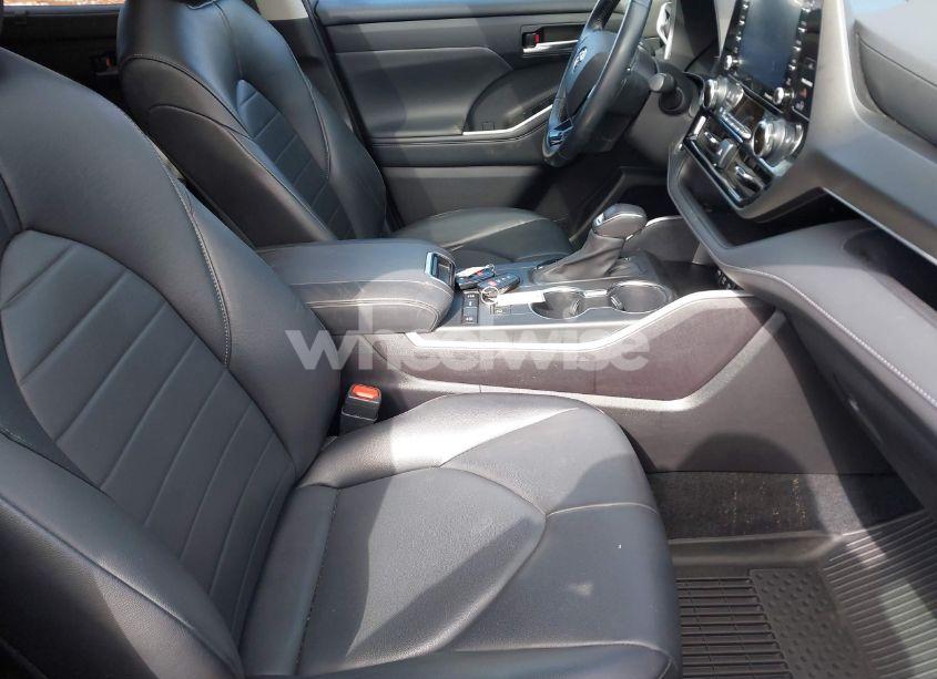 Photo 5 of 2021 Toyota Highlander XLE (VIN 5TDGZRAH3MS537395)