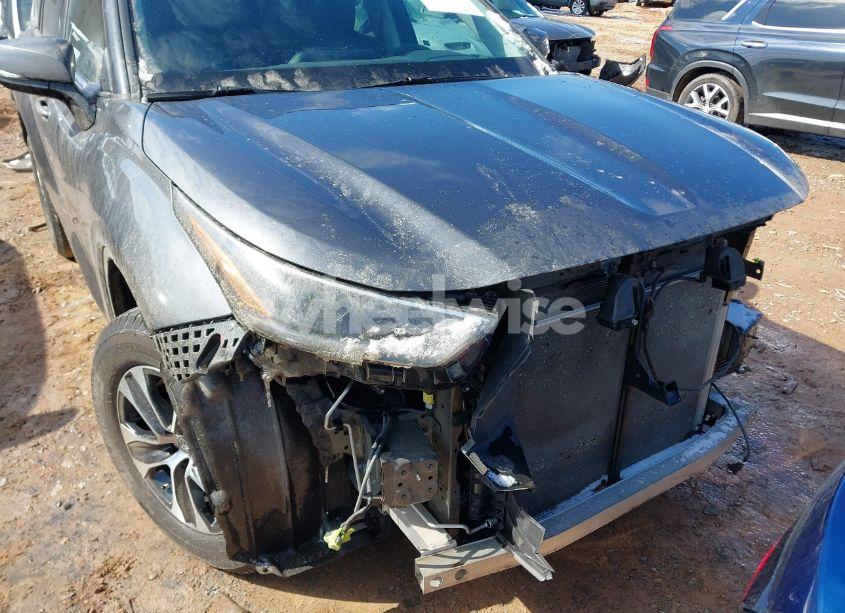 Photo 6 of 2021 Toyota Highlander XLE (VIN 5TDGZRAH3MS537395)