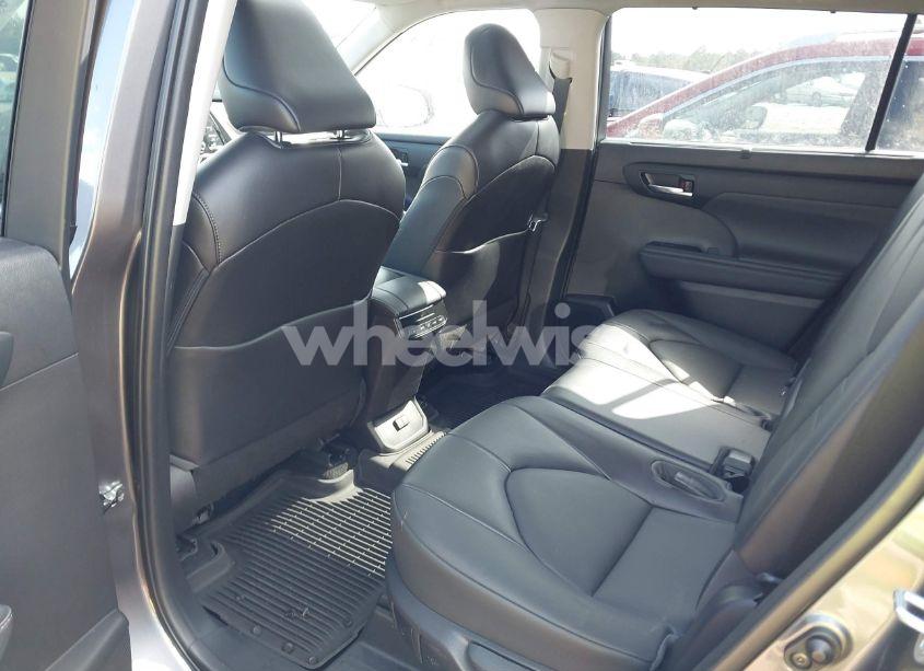 Photo 8 of 2021 Toyota Highlander XLE (VIN 5TDGZRAH3MS537395)