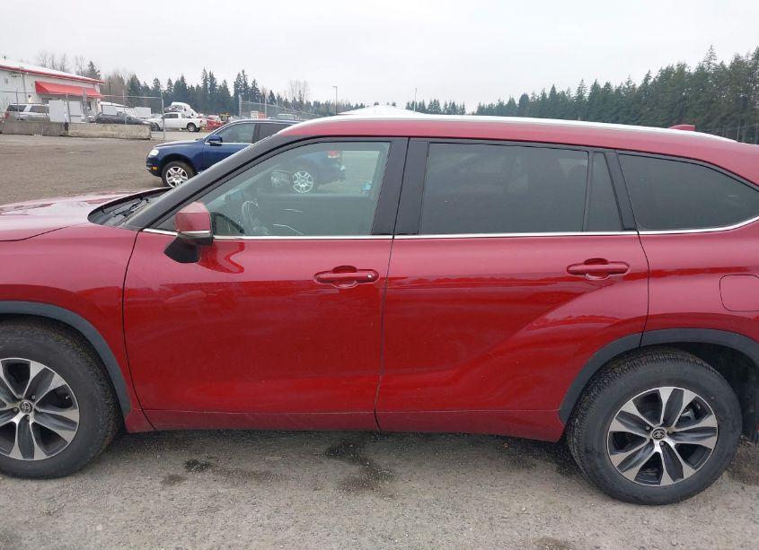 Photo 14 of 2022 Toyota Highlander XLE (VIN 5TDGZRAH3NS106265)