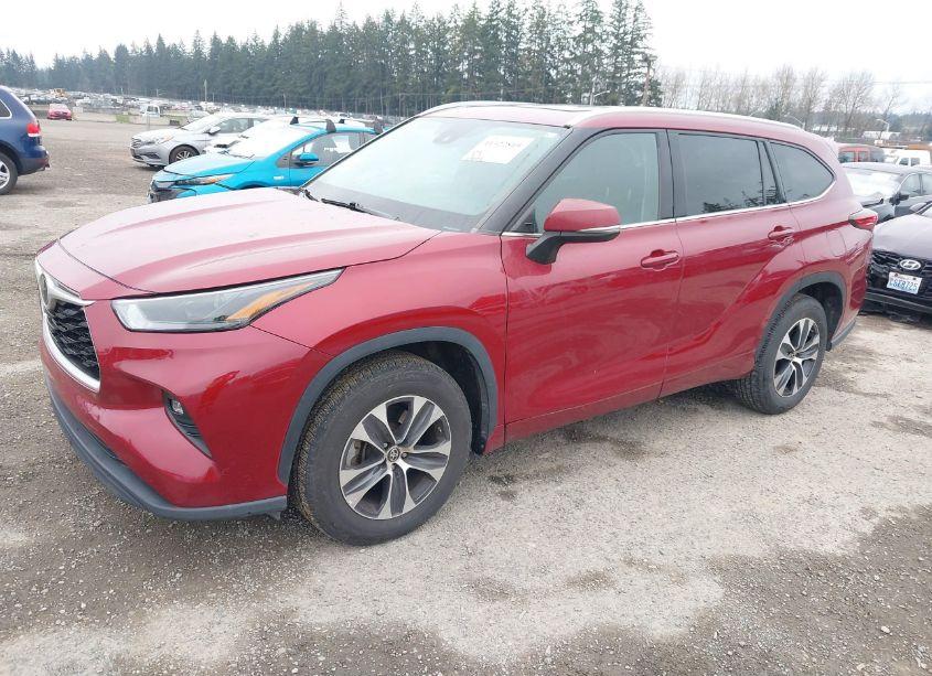 Photo 2 of 2022 Toyota Highlander XLE (VIN 5TDGZRAH3NS106265)