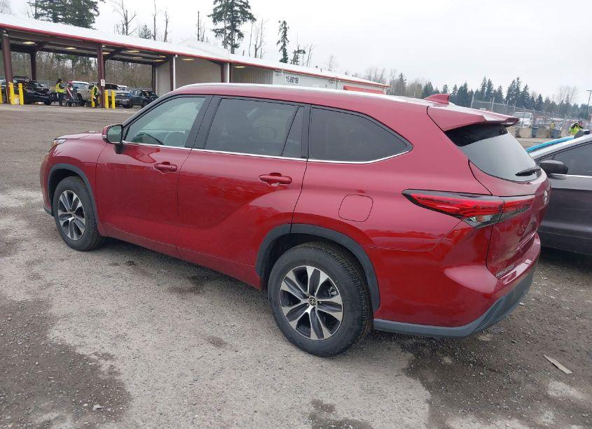 Photo 3 of 2022 Toyota Highlander XLE (VIN 5TDGZRAH3NS106265)