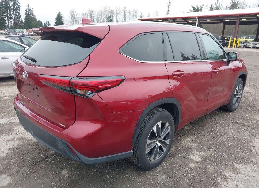 Photo 4 of 2022 Toyota Highlander XLE (VIN 5TDGZRAH3NS106265)