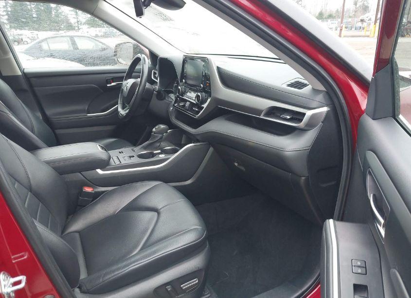 Photo 5 of 2022 Toyota Highlander XLE (VIN 5TDGZRAH3NS106265)