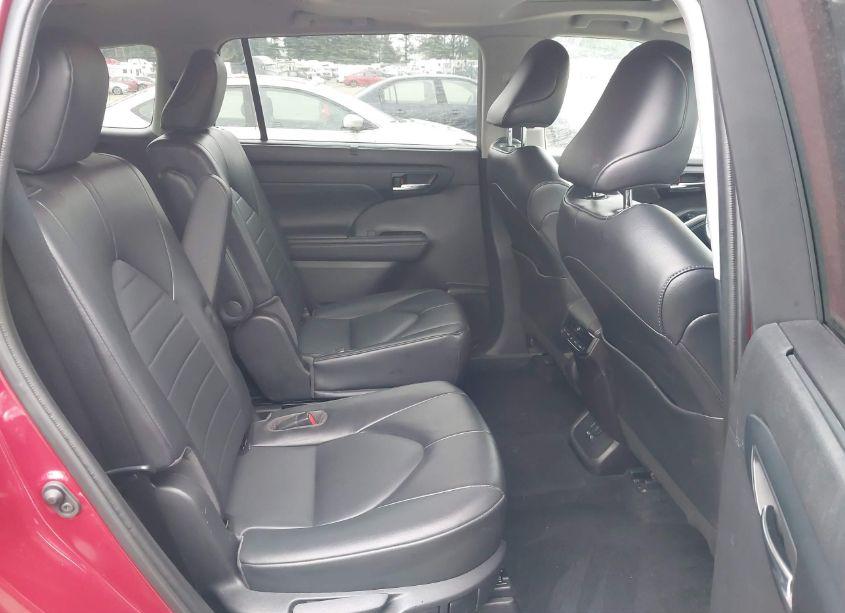Photo 8 of 2022 Toyota Highlander XLE (VIN 5TDGZRAH3NS106265)
